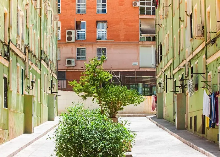 Room For Men in Malaga Center, Window to Road, Apartment Homestay - Habitación para hombres, Ventanas a la careterra, Alojamiento en Apartamento