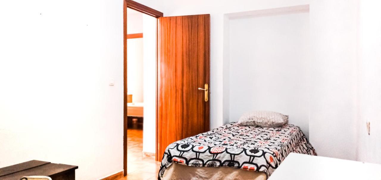 Quarto em Acomodações Particulares For Men In Center, Window To Road, - Habitación Hombres, Ventanas A La Careterra, En *